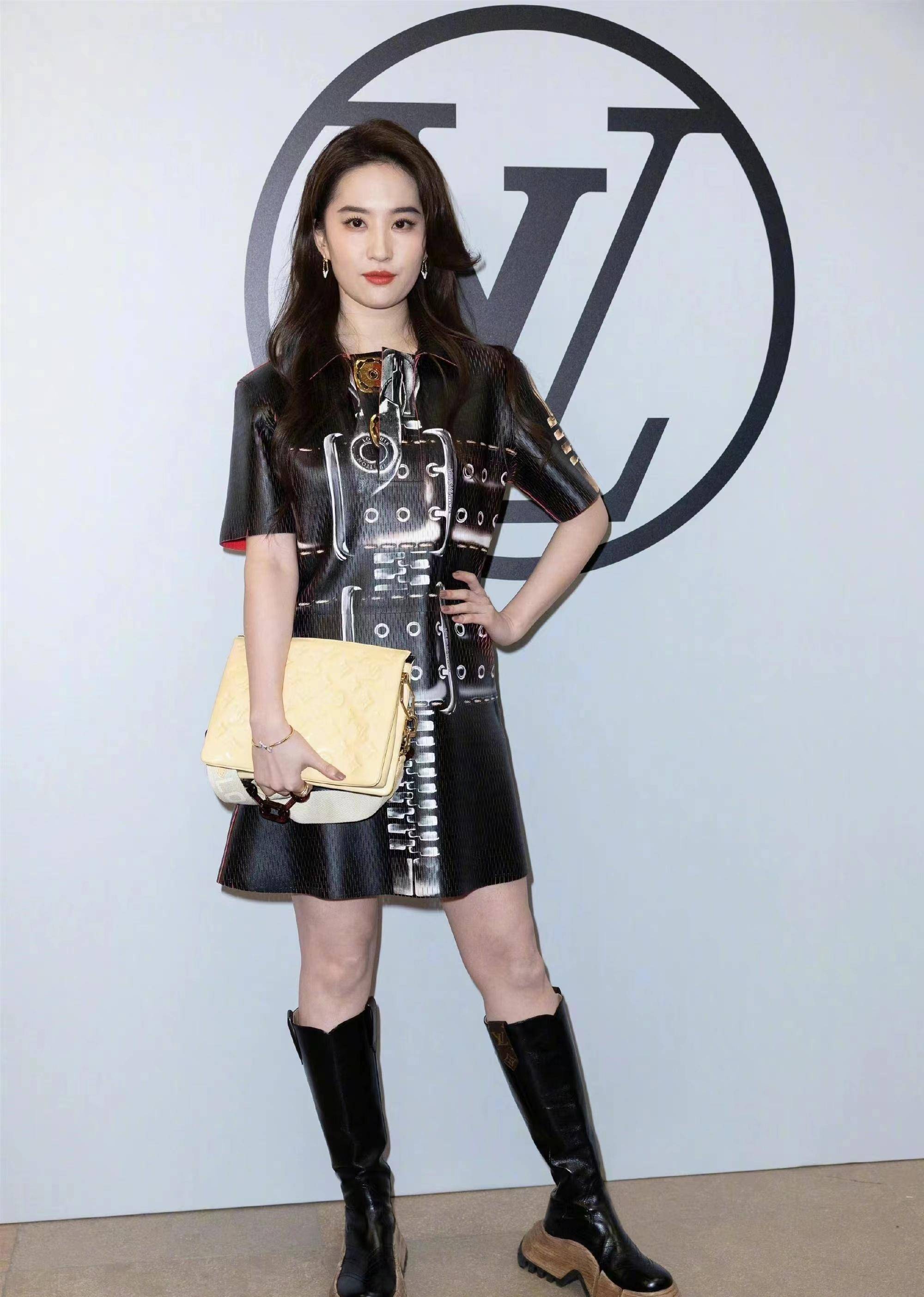 刘亦菲看秀造型太圈粉了,黑色皮裙配长筒靴,又美又飒气质真好!