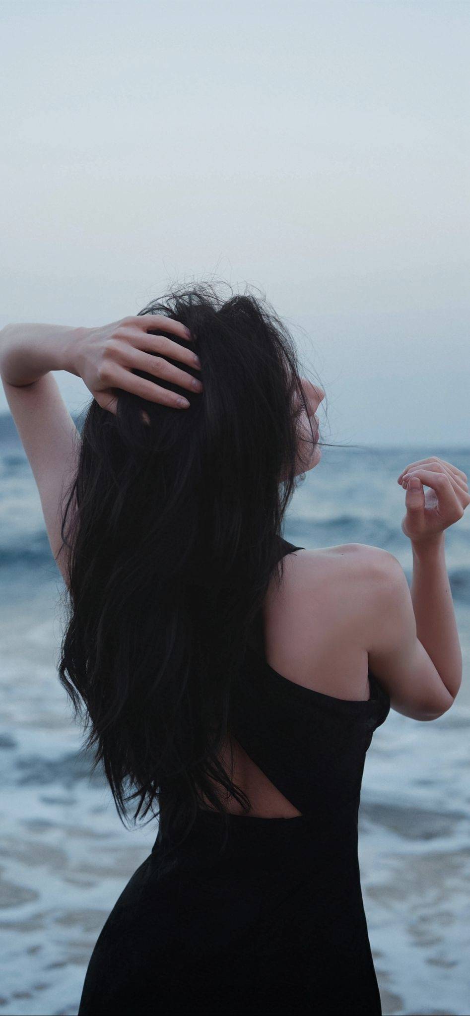 迪丽热巴海滩黑色长裙绝美背影写真