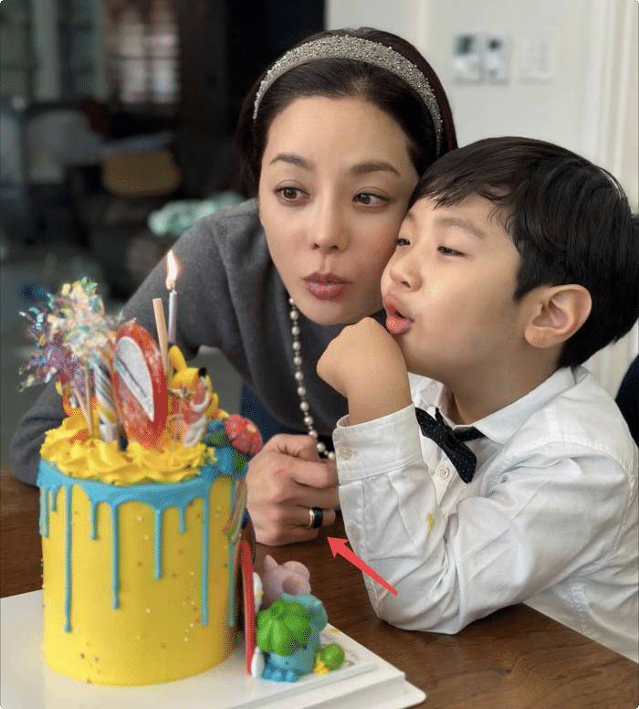 高梓淇前妻蔡琳罕晒儿子童年照,宝宝四肢肉嘟嘟,长得又小又成熟_孩子