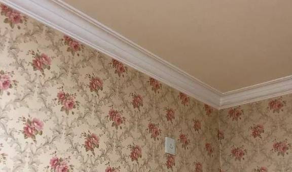 家里的墙纸墙布脏了，怎么清理？可以直接用湿布擦吗？为什么？