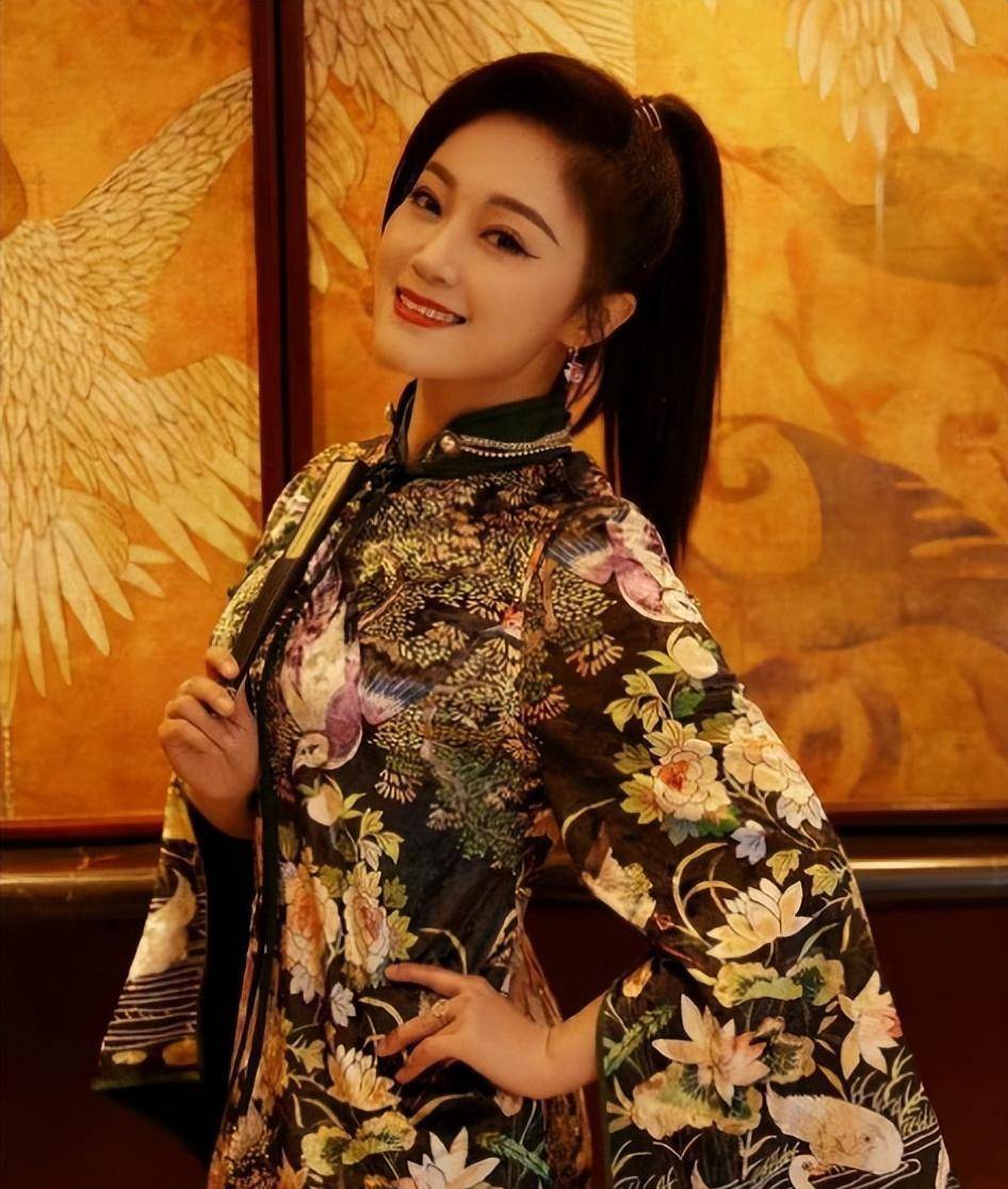 王小玮:歌手变教授,还不到四十岁就被官方认定为"正高级"职称_玖月