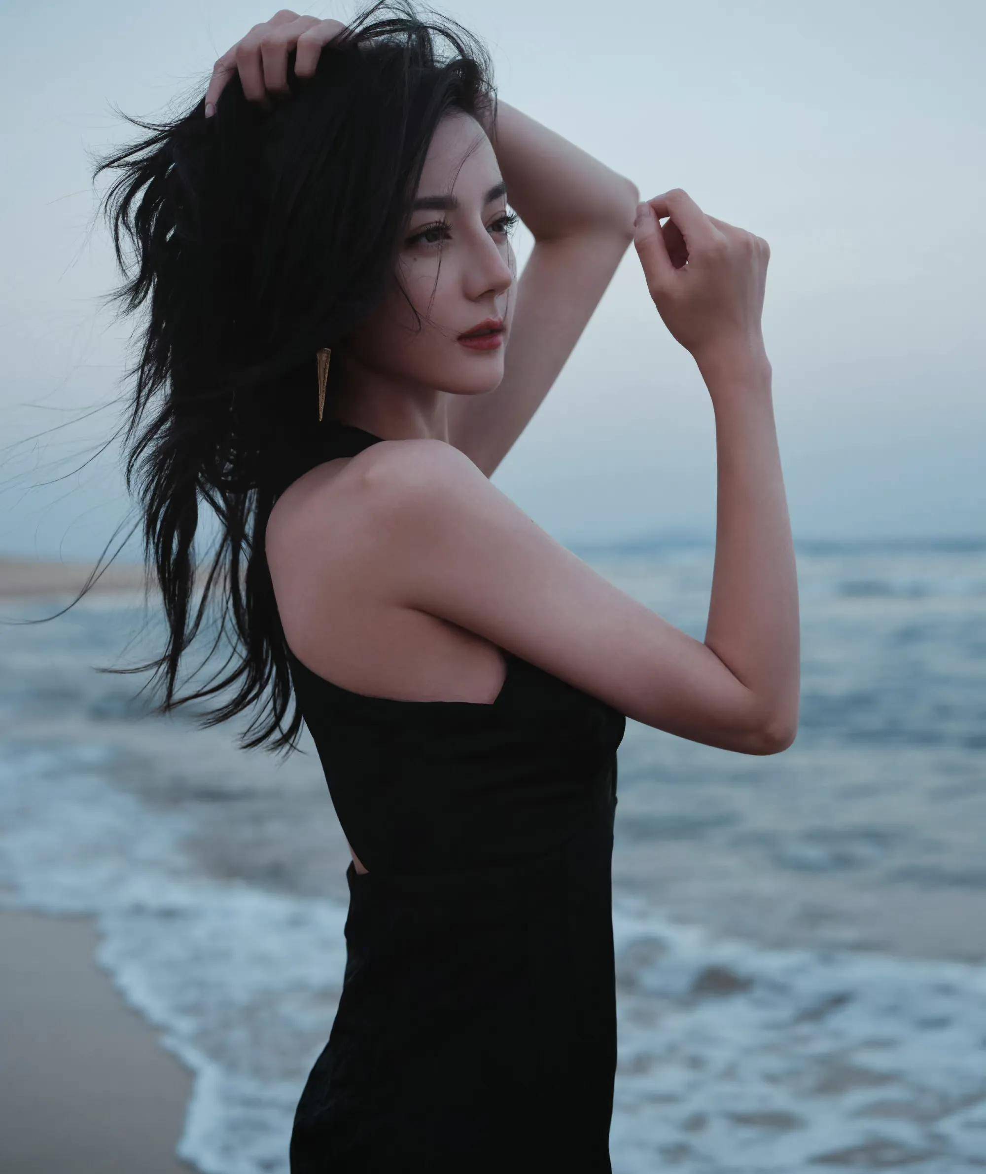 海边大片 穿挂脖黑裙露香肩秀美背 风情万种 妩媚撩人_泳池_海滩_明星