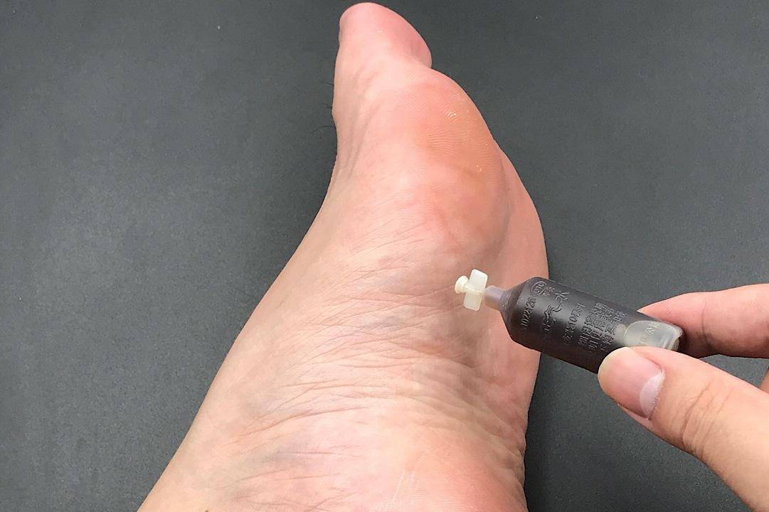 洗完脚后,睡前将藿香正气水涂抹在脚底,或可改善这5个症状_治疗_中