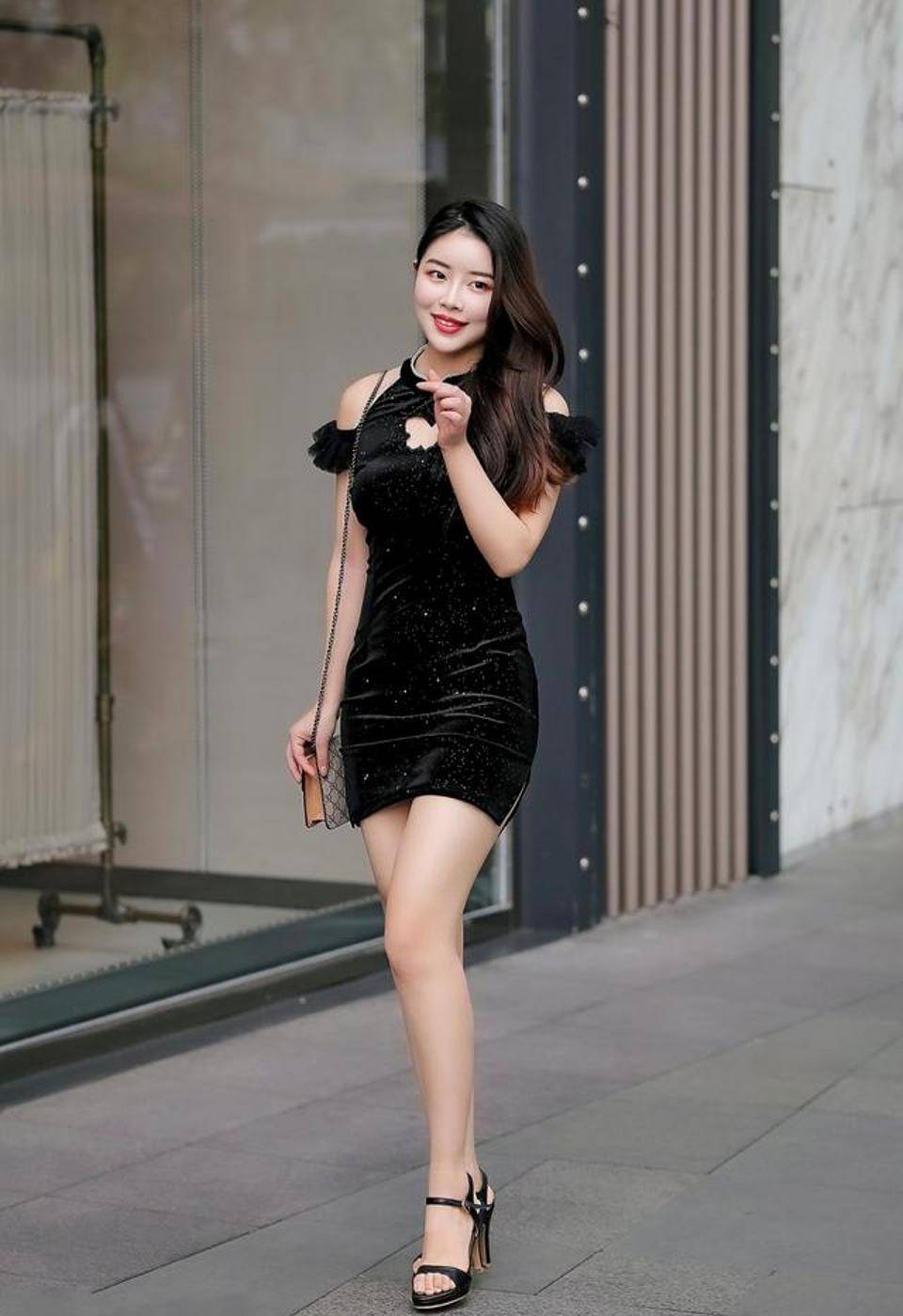 街拍,一字领可以更好地展示女生的锁骨美,显得活力十足_时尚_女子