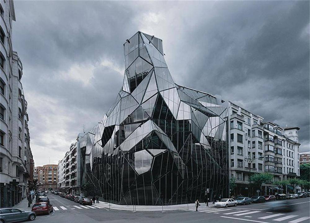 这位建筑师对"多边形"形式美有多么渴求.