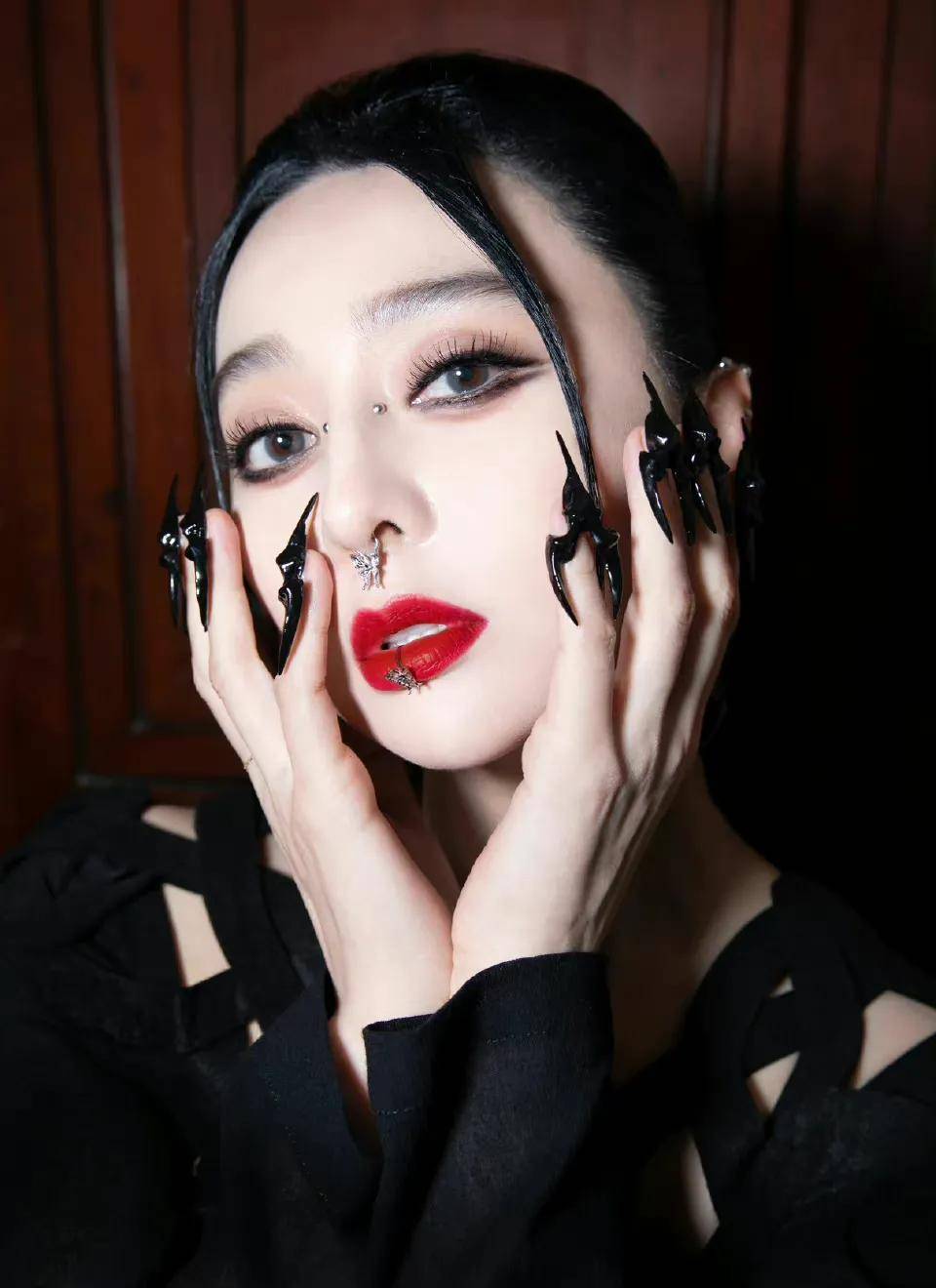 三位女明星时装周都不约而同地选择了蟑螂须发型,看来蟑螂须很有可能