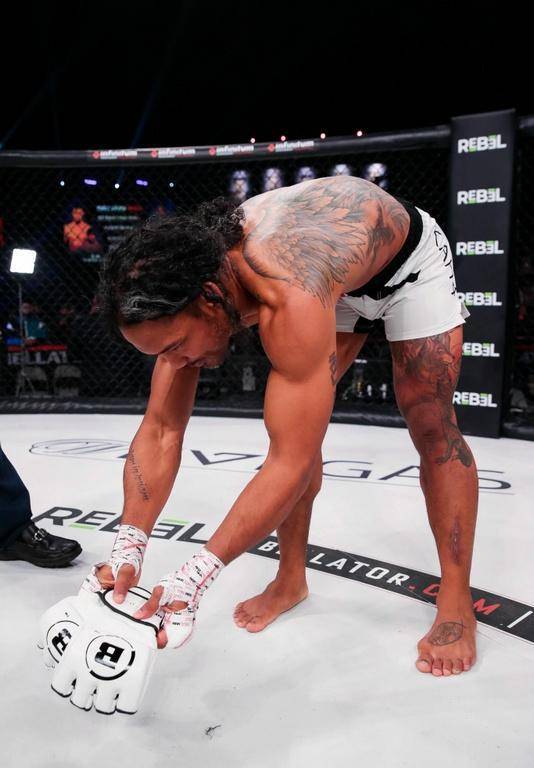 乌斯曼降服亨德森卫冕bellator轻量级冠军金腰带继续不败金身_比赛