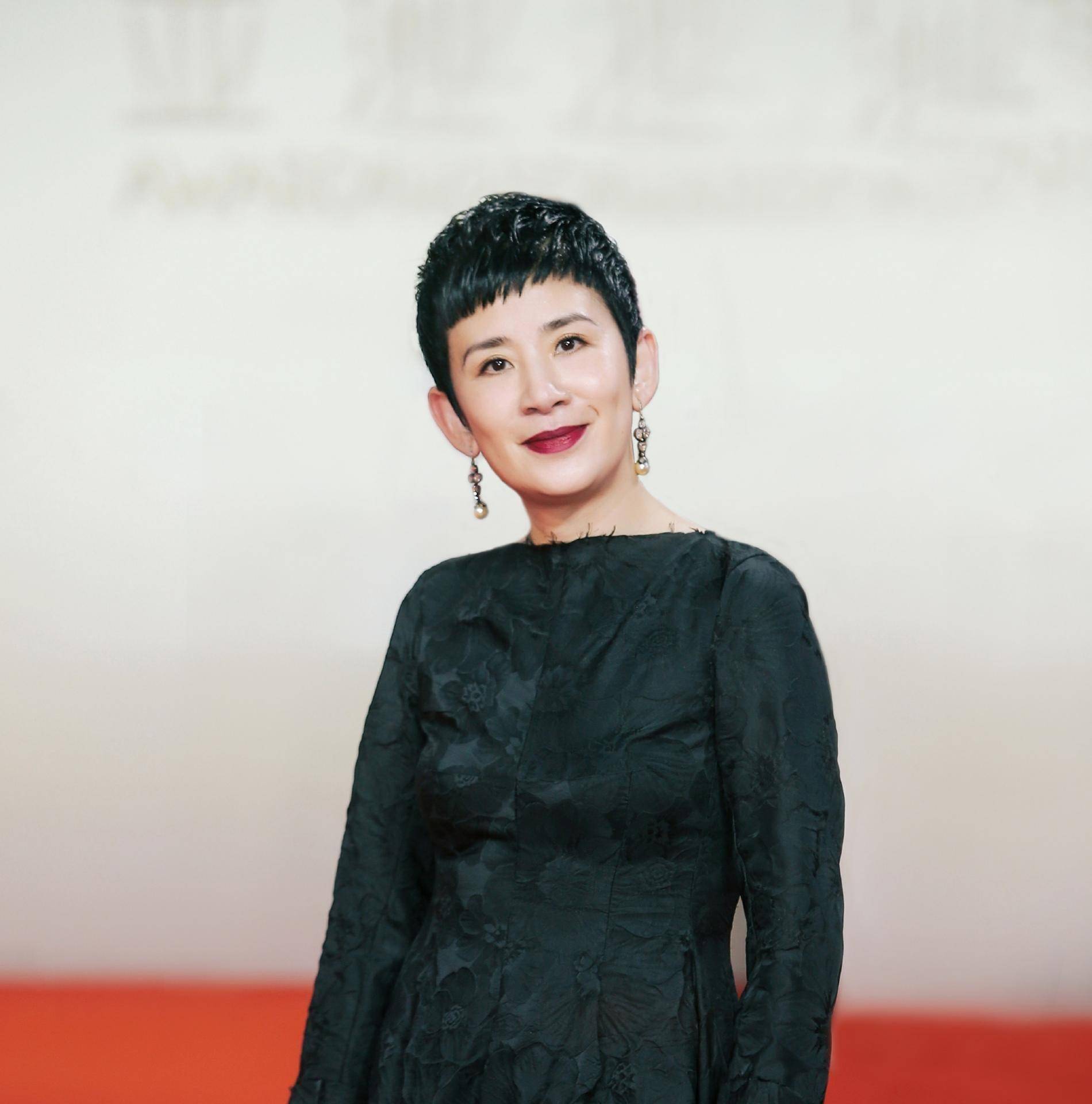 在照片里,吴君如穿着亮片短袖和紧身牛仔裤,看的出来吴君如在疫情期间