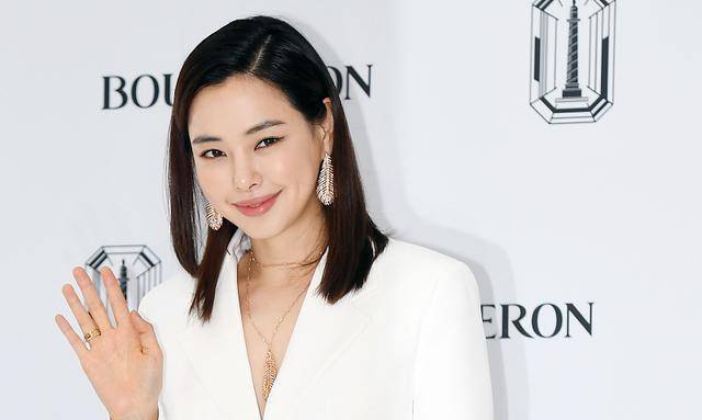 选美冠军李哈妮与尹启相官宣分手_公司_交往_回应