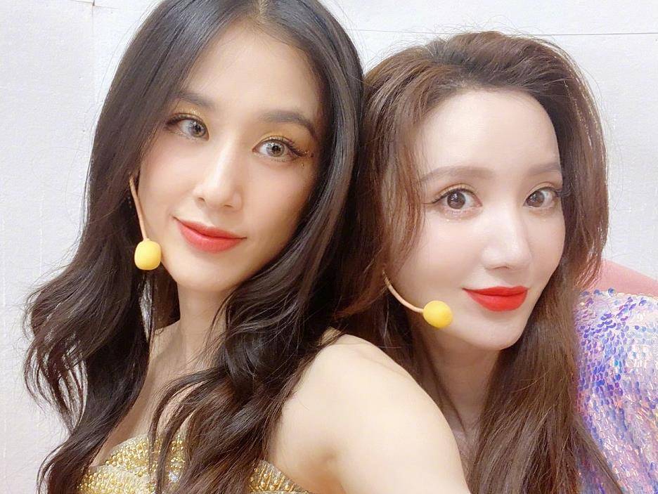 有一种"心机"叫黄圣依合照,偷偷给自己加10级p图,别人连滤镜都没有!