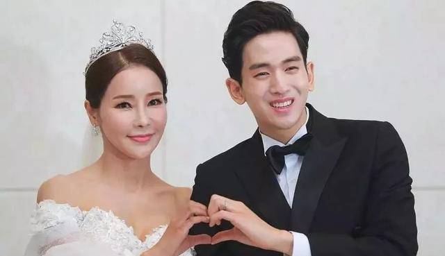 米娜与老公近照,42岁的她身材抢镜,她为何拒绝王思聪的邀约?