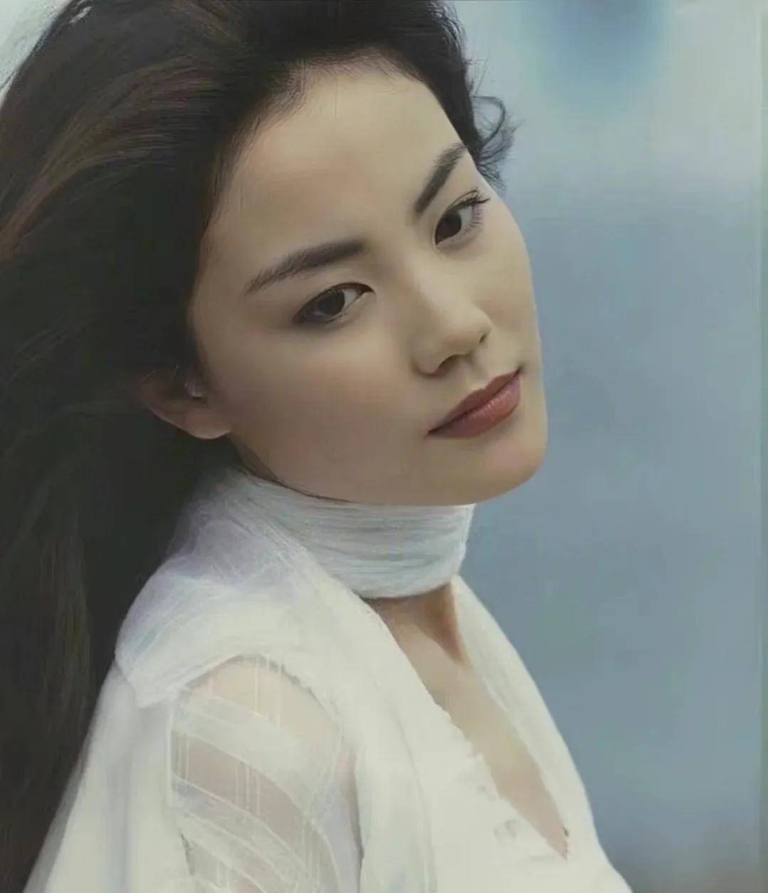 王菲谢霆锋机场大方牵手,梦回23年前_女性_灵魂_气质