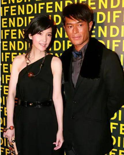 古天乐也二话不说就立刻帮周慧敏跑去买,谁知被曾志伟一语点醒,周慧敏