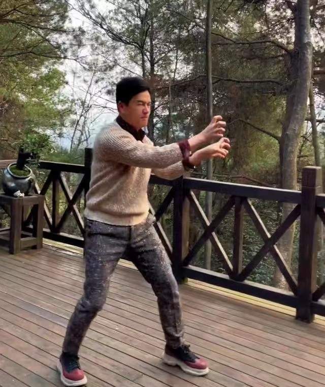 脚踩运动鞋,专心致志地扎马步,打拳练功,虽然不像"武打明星"成龙