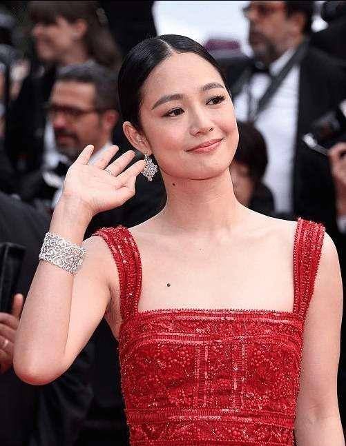 周韵的长相就很高级,微胖略显丰腴,红色吊带裙穿得美艳又高级_整体