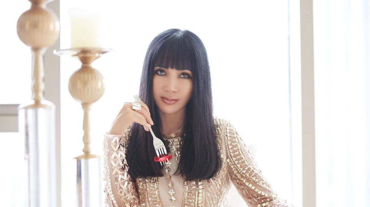 张咪曾经和李宝健有过一段婚姻,现在的加拿大老公是她的二婚老公,两人