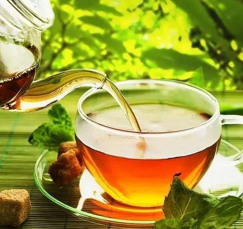 晨起一杯白开水,晨起一杯茶的人相比,哪个更健康?