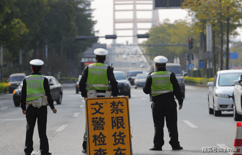 甚至一些心理素质差的车主,会调转车头,逆向行驶等等,对这类车辆交警