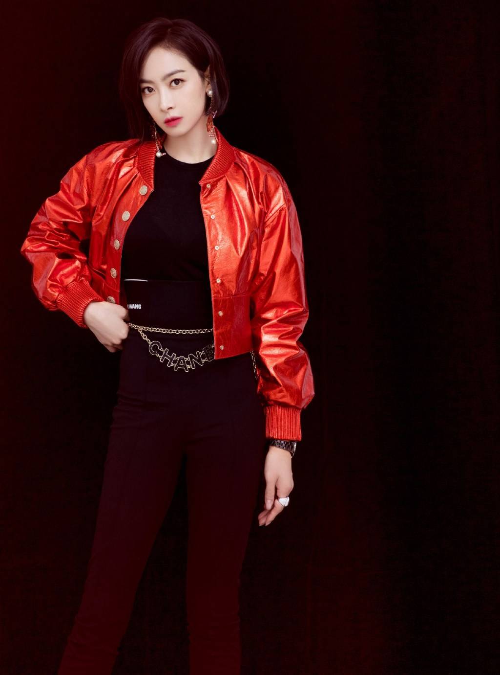 宋茜又焕然一新,皮衣和裤子的既视感178,当然可以穿明星_舞台_上衣