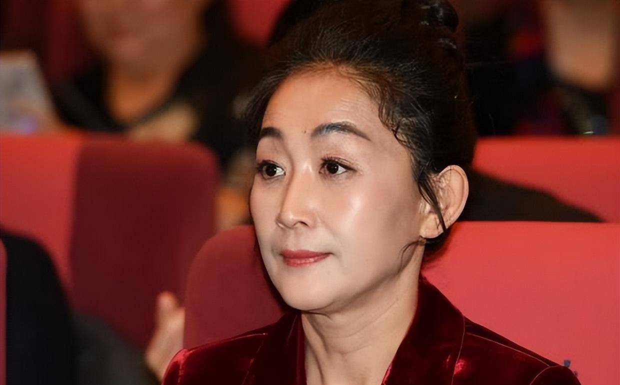 演员陈瑾:与哥哥相约不婚不育,传过一次绯闻,如今过得怎样_话剧表演