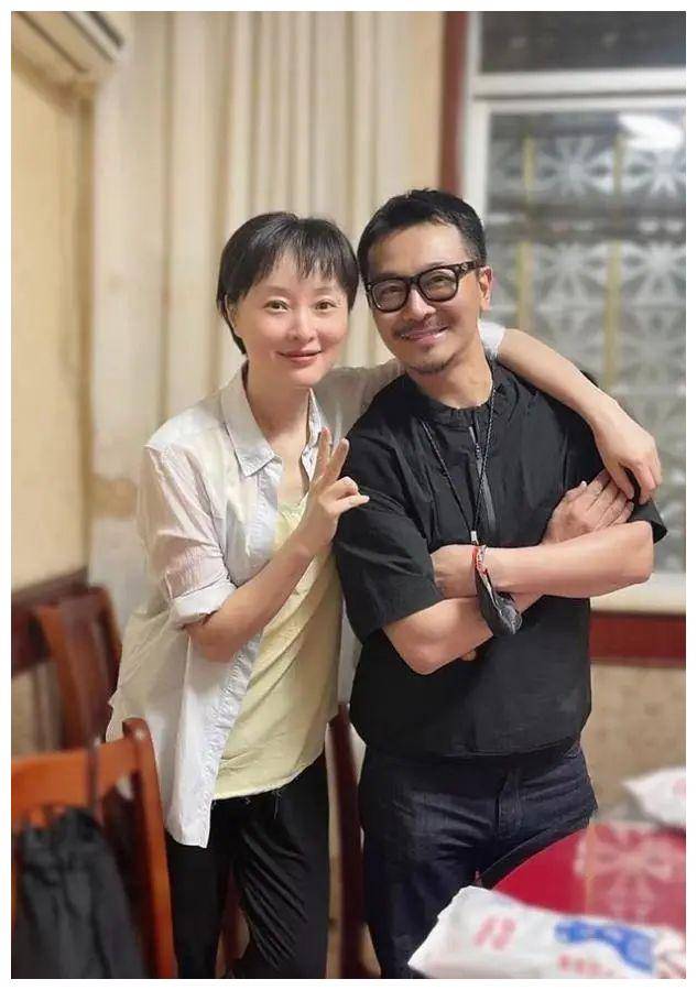 50岁吴越断崖式衰老!头发稀疏俨然婆婆,哪像蒋勤勤还貌美年轻!