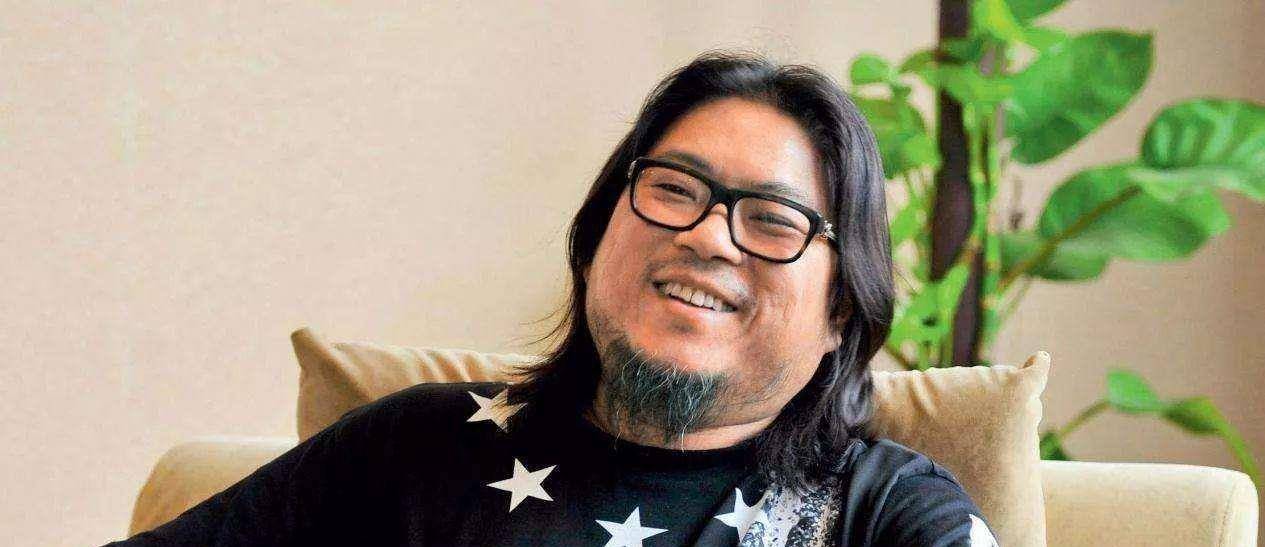 小高出生于北京一户知识分子家庭,他老爸高立人是清华大学的教授,母亲