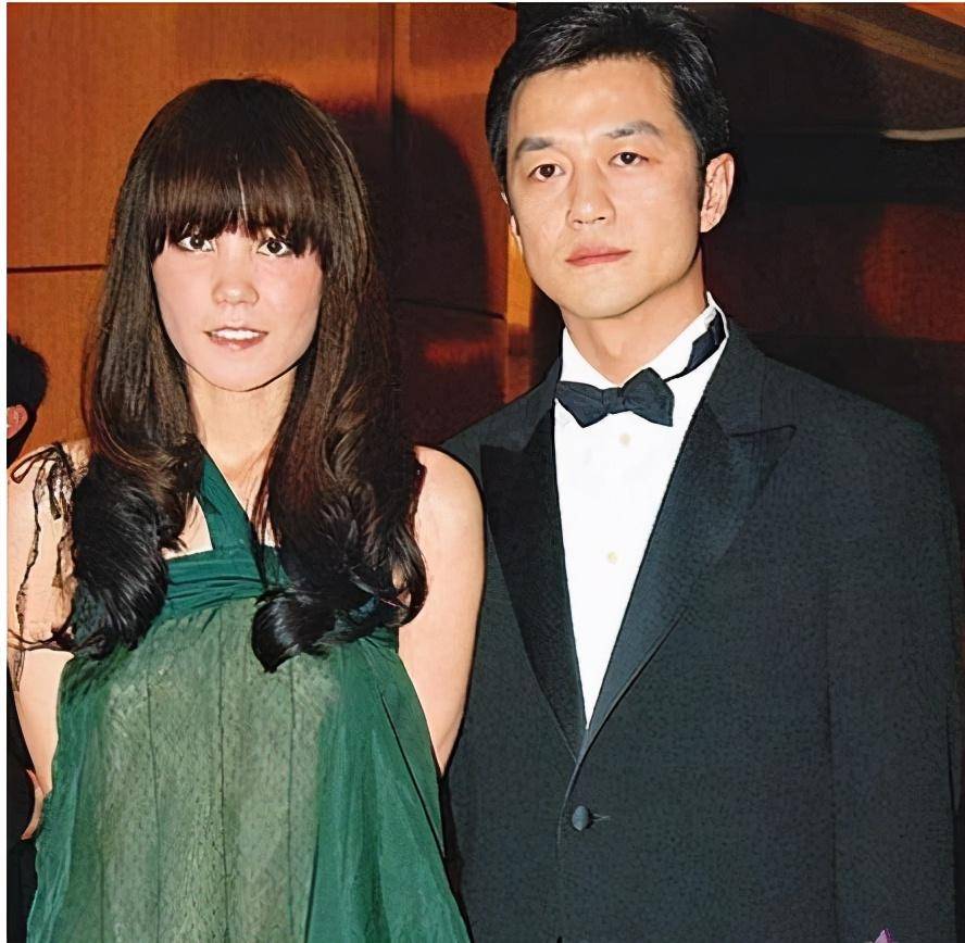 47岁李亚鹏公布新女朋友,王菲前来阻挡,女友的回应大快人心_女儿_婚姻
