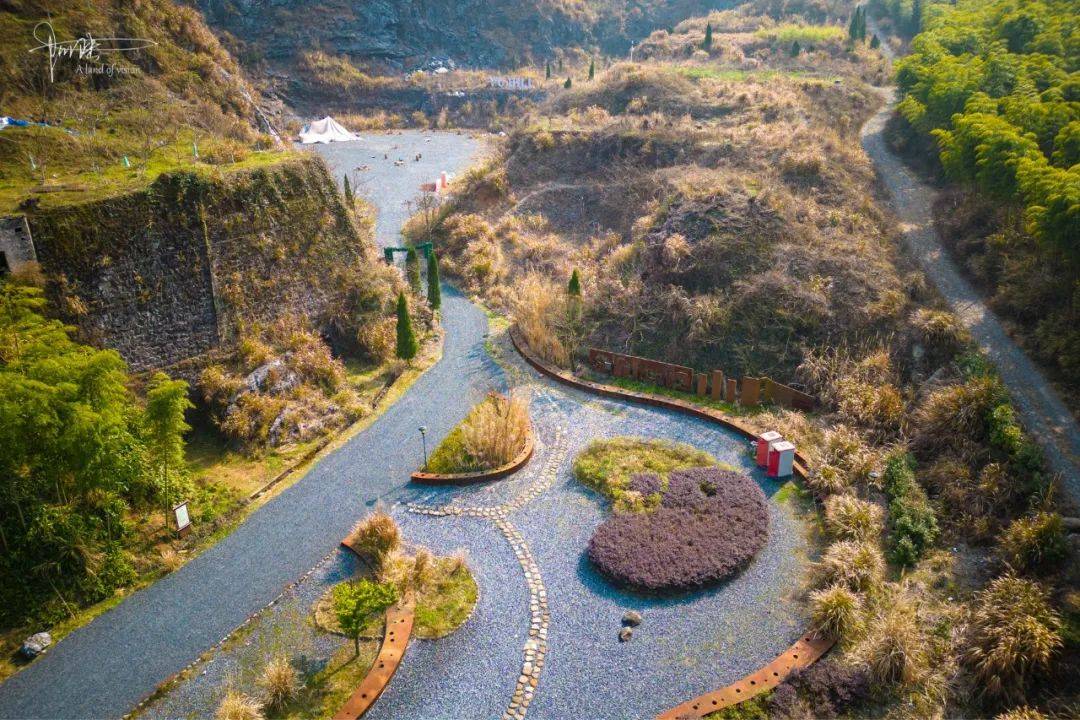 原来这个"矿山遗址公园"主体呈扭曲的"葫芦"状,由中间几米长,比较狭窄