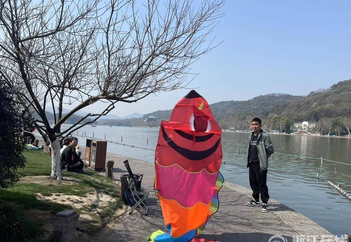 踏春出游带动风筝"销售热" 西湖边有人放风筝一放就是20年_胡学义