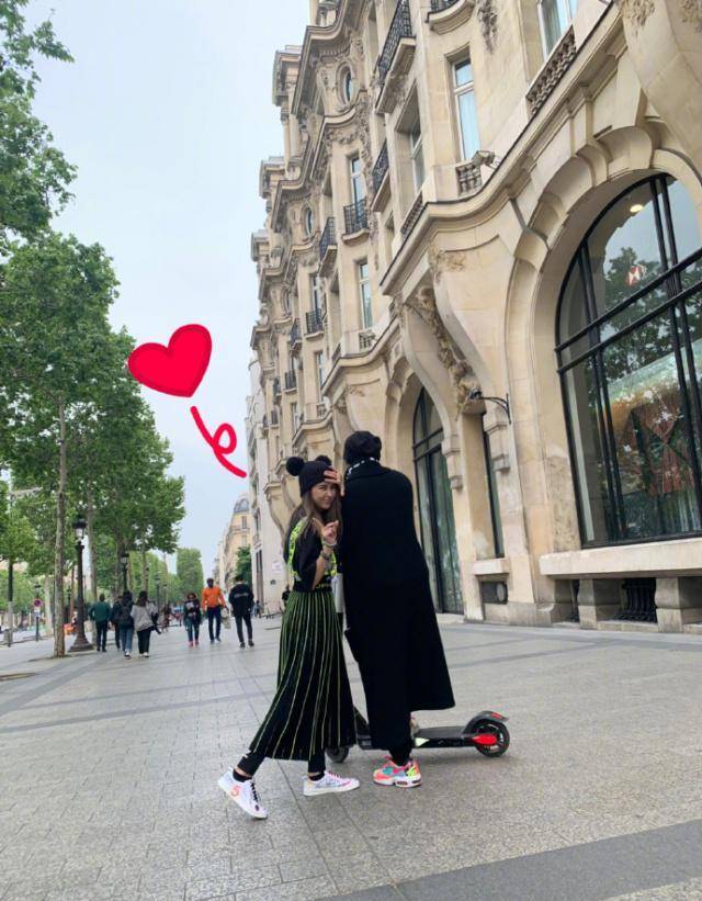 周杰伦带小小周和海瑟薇在小镇玩,女儿主动和路人打招呼_时候_妈妈