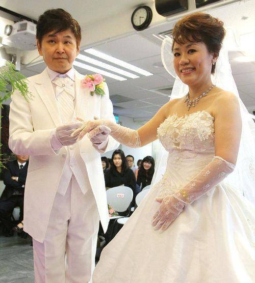 只是因为经济的不允许,因此贺一航还没能够完成自己给老婆换房换车的