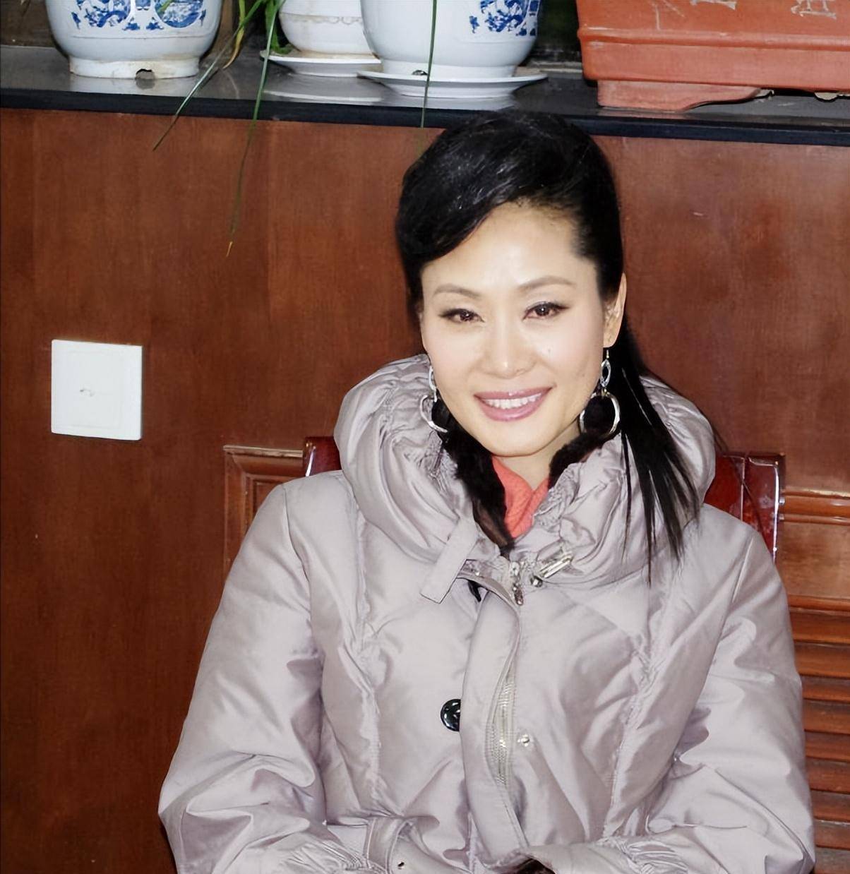 56岁于文华现身农村生活,住田野边自建房接地气,喂土狗裙子拖地_女性