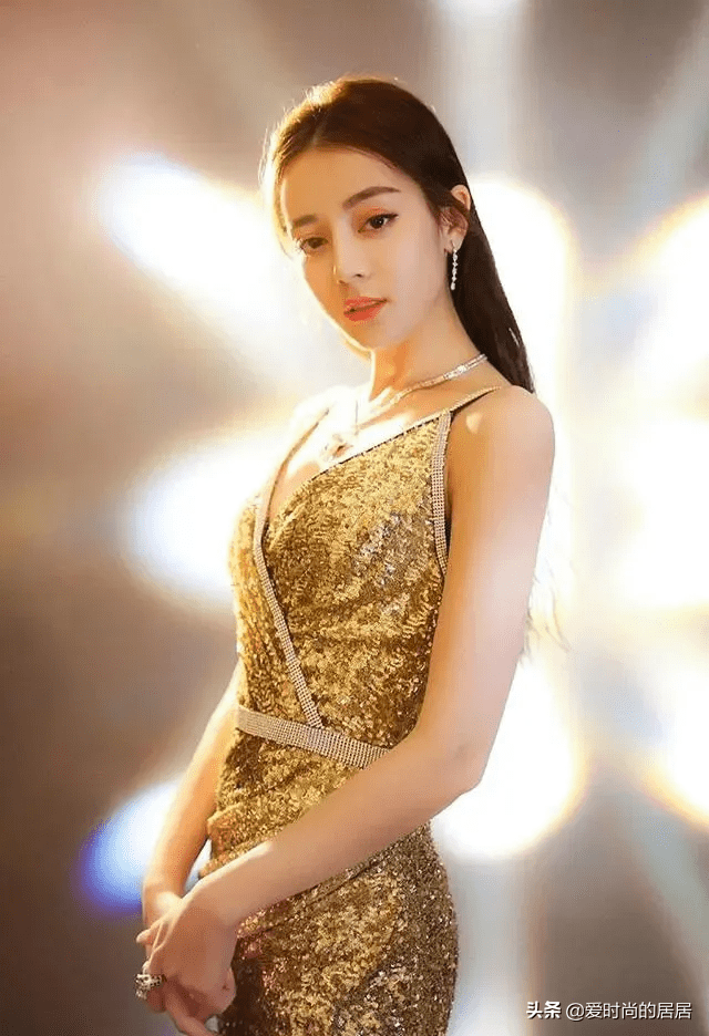 迪丽热巴金色礼服有狠料,深v领设计撩人,大秀身材女人味十足_时尚
