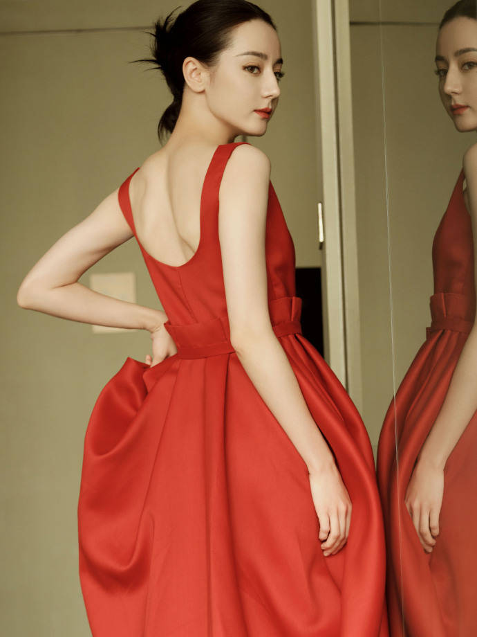 迪丽热巴穿吊带红裙优雅靓丽！雪肤玉貌美得让人窒息