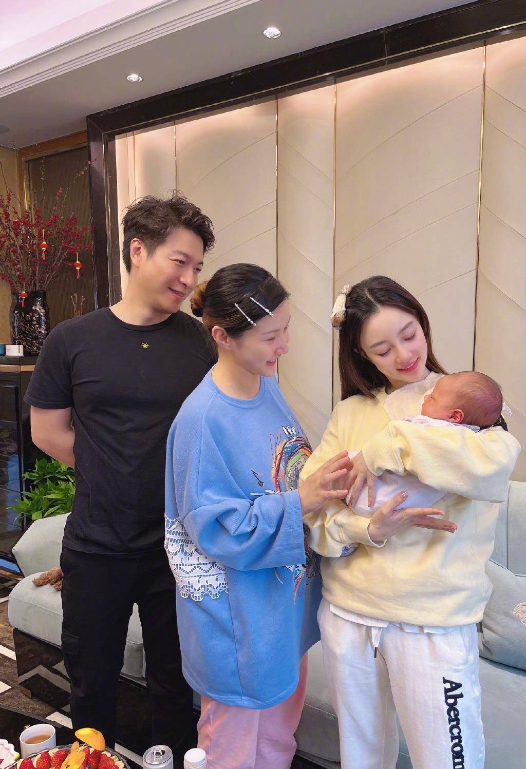 李小璐微博:很久没抱这么小的宝宝了,软软的好可爱_孩子_贾乃亮_情况