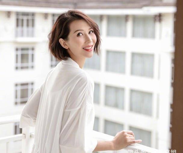 蔡少芬晒卖萌自拍皮肤白皙水嫩,老母亲不带娃元气满满,堪比少女_张晋