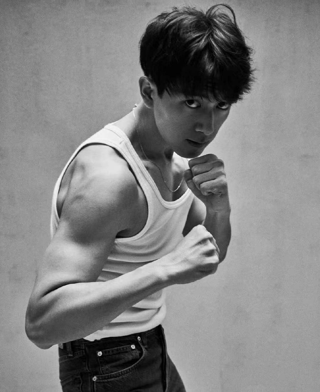 李现时装大片秀肌肉线条,碧波庭告诉你怎么练才真的有用_运动_健身_肌