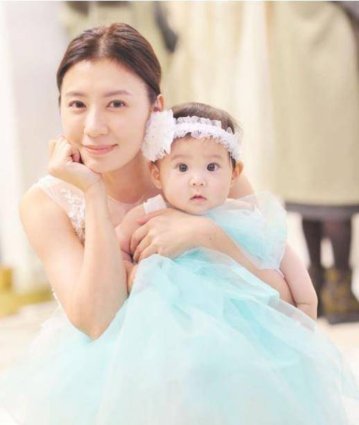 修杰楷送俩女儿上学,咘咘像个大姐姐,波妞夸张表情抢镜太可爱_贾静雯