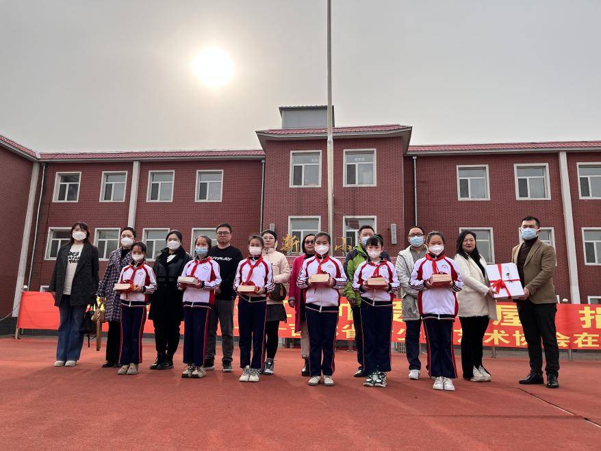 考察交流期间,长春市绿园区新营小学校方领导为吉林省青少年艺术会