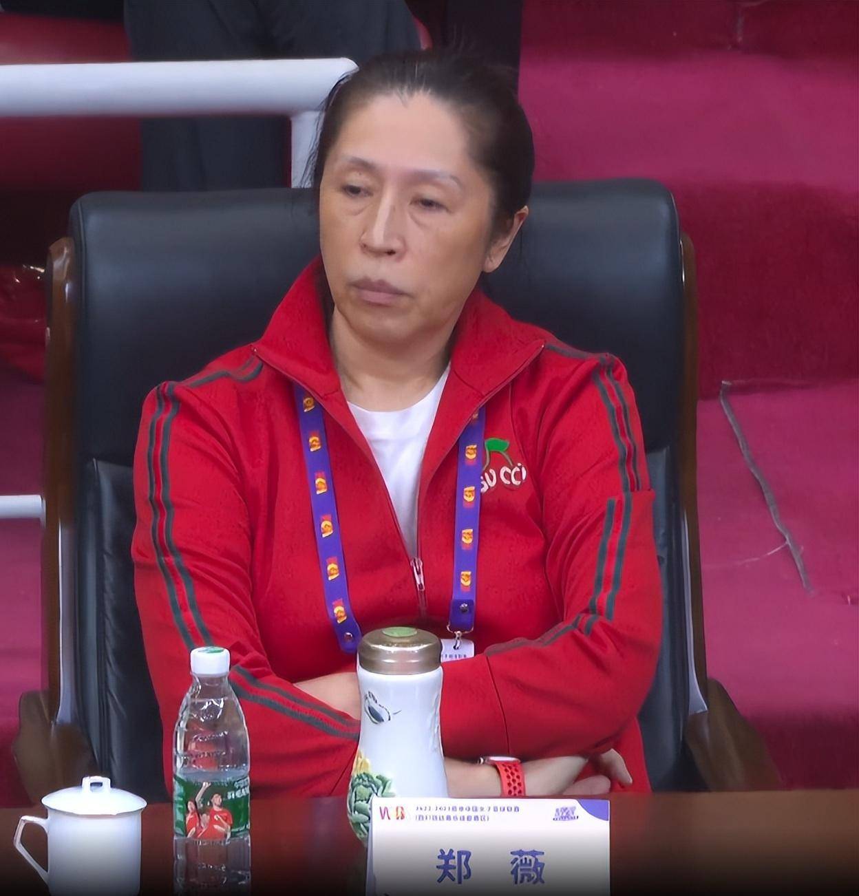 女篮内战李梦连拿12分 一个误判决定冠军 解说杨健三次喊话姚明_比赛