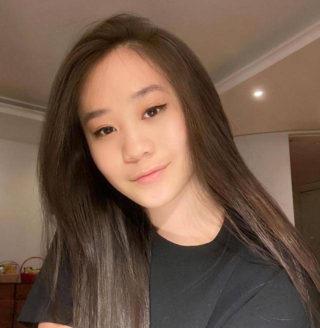 李连杰小女儿晒靓照,身材丰腴凹凸有致,与妈妈利智相比毫不逊色_jetta