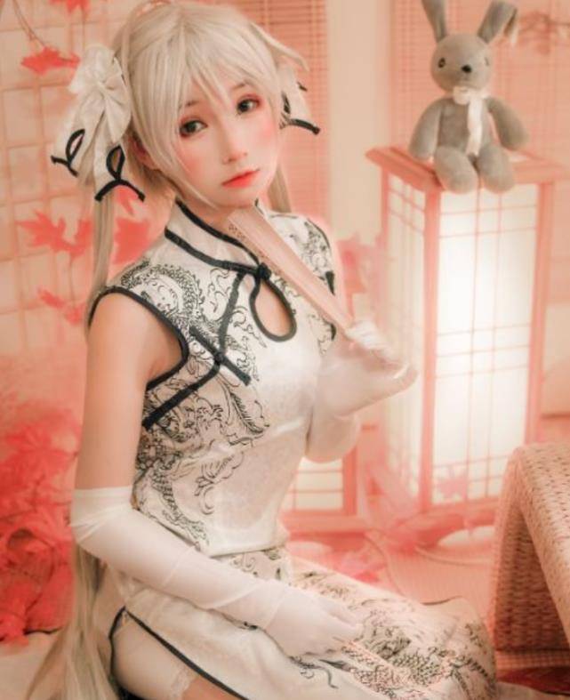 小姐姐大胆cos"穹妹",精致旗袍太抢镜,还原高达百分百!