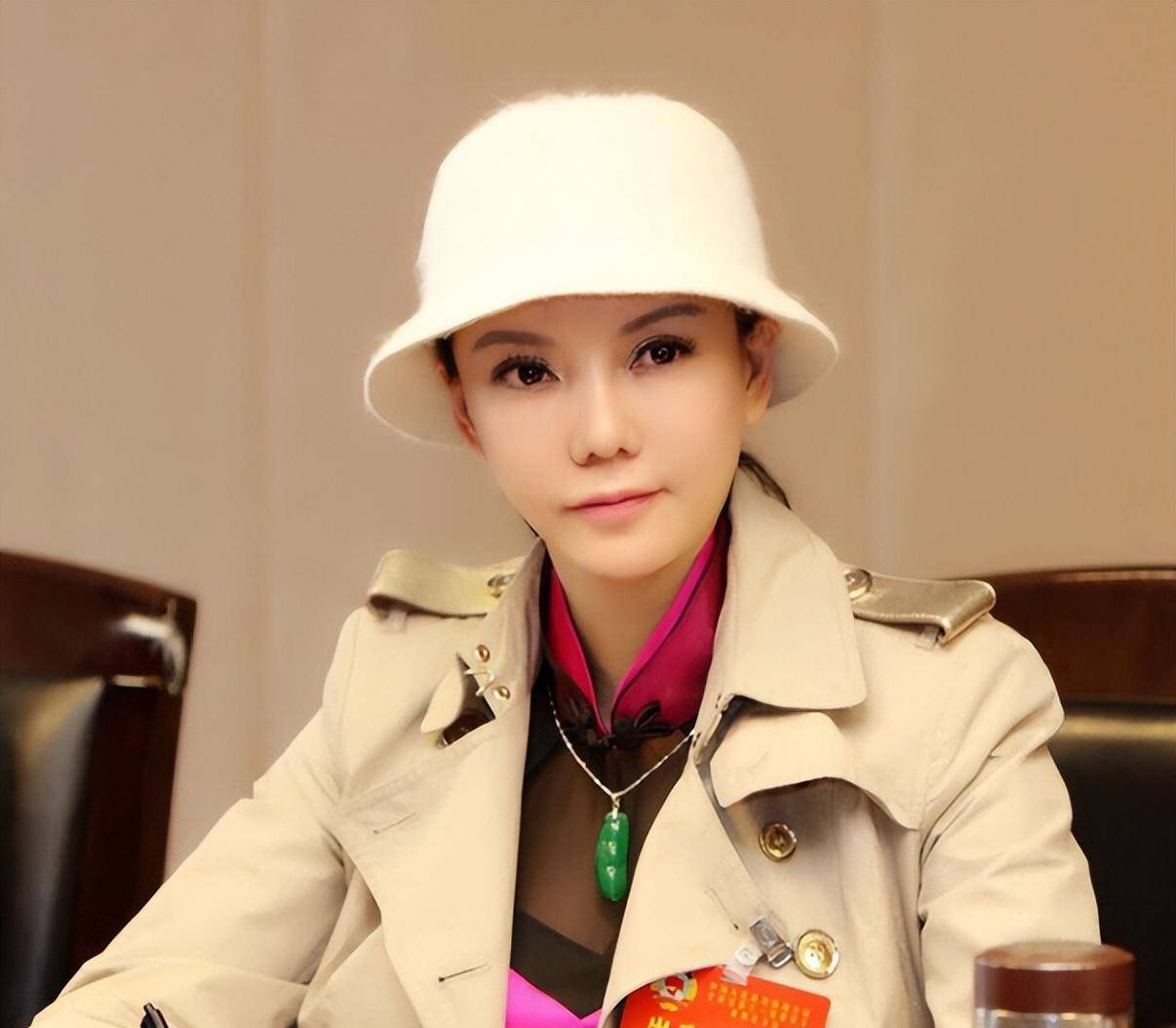 从一代"外星人"到红人,彭丹太50岁依旧牛逼!_香港_发展_身材