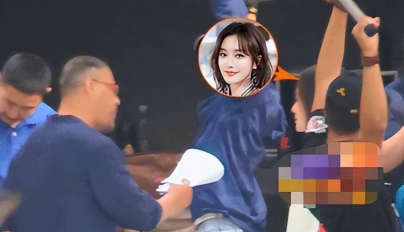 助理接过漱口水,抱着浴缸睡,跪着伺候穿鞋,明星哪里有优越感_蔡徐坤