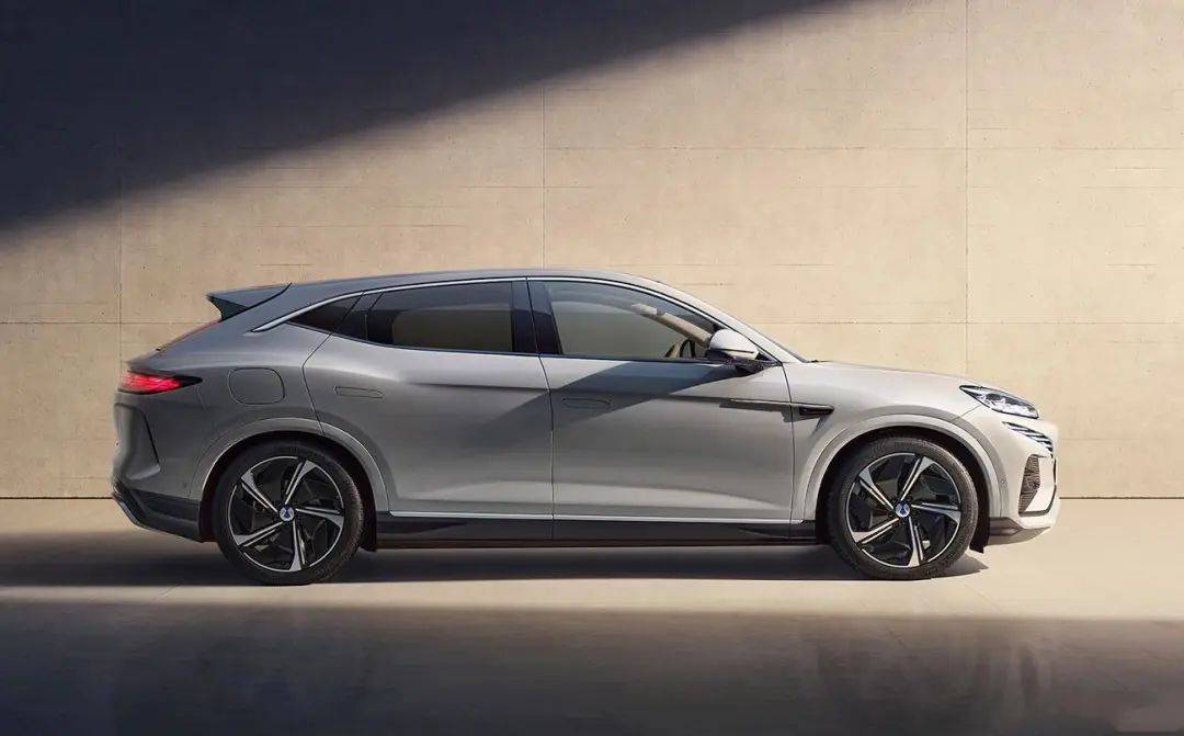 最近,领克发布了全新中型suv领克08的侧面官图,结合之前发布的局部