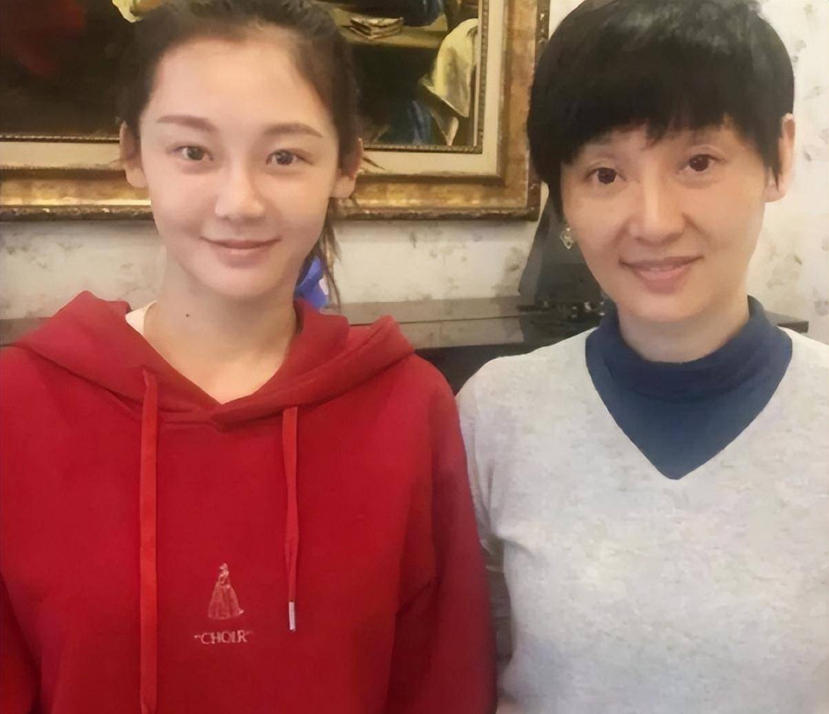 苗苗在节目中第一次谈到冯小刚,眼中满是钦佩,郑恺脸上的笑容消失了