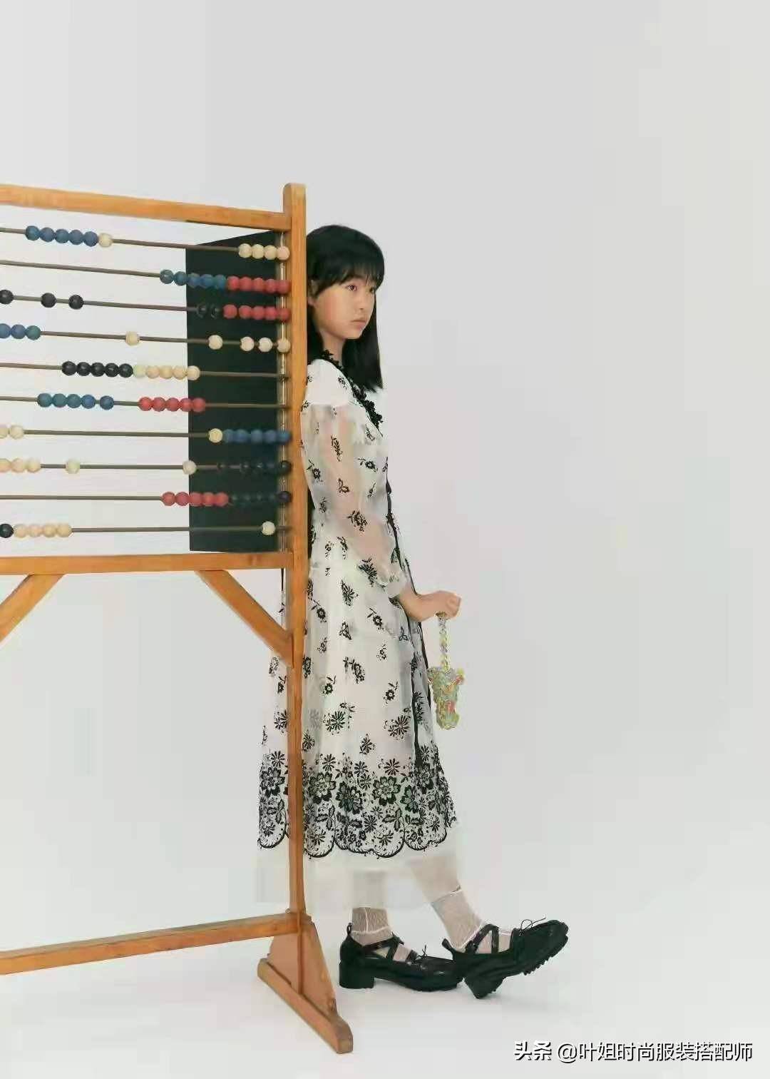 佟大为女儿佟知霏首拍杂志封面,网友纷纷夸赞好有港星的内涵气质