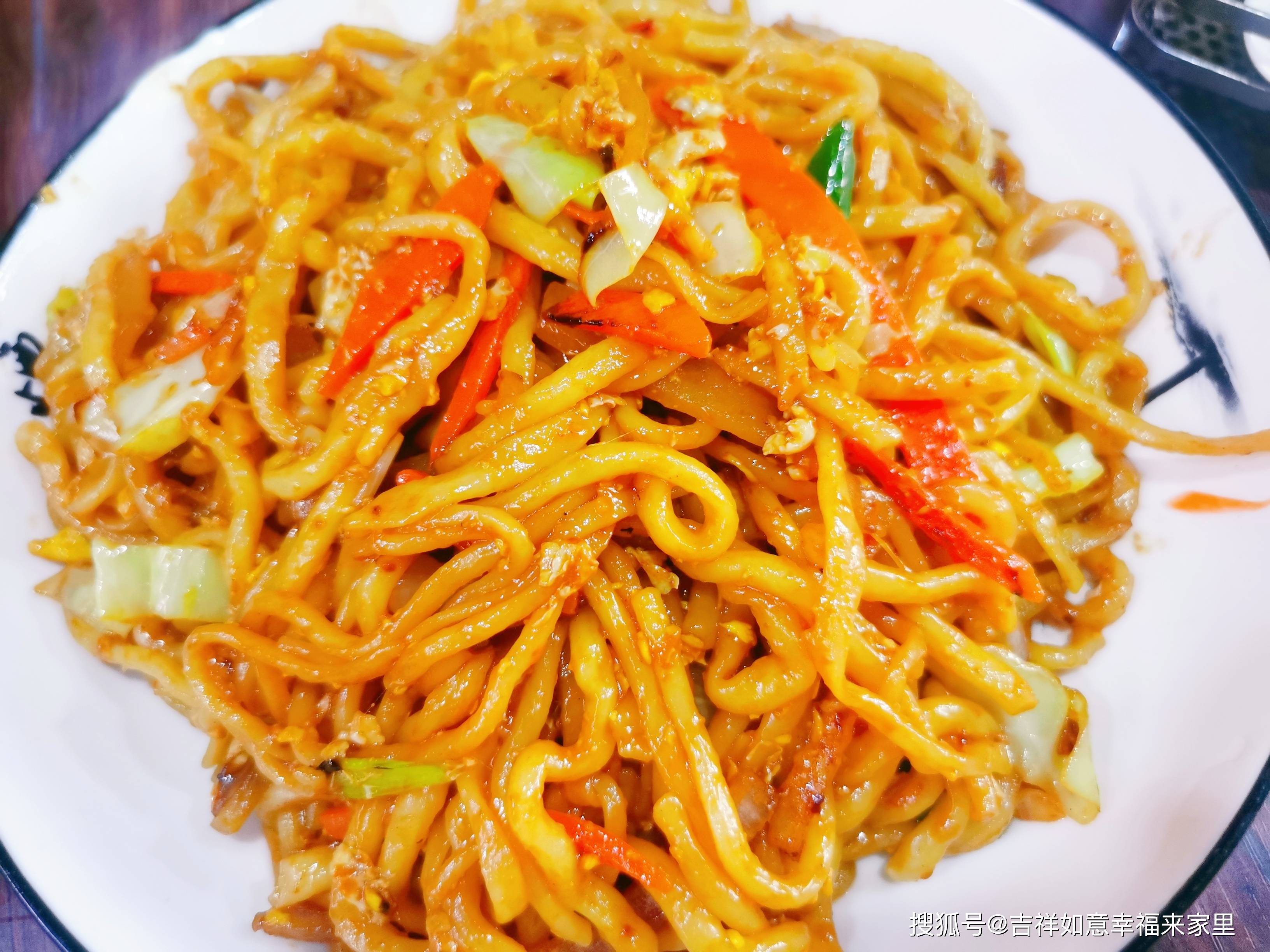 面食的花样吃法:时蔬炒面,色泽鲜艳,吃起来酱汁浓郁,一人一盘_什么