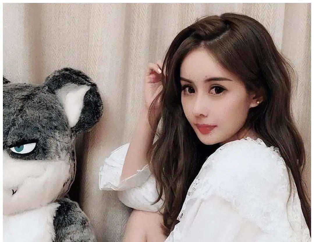 再来看看今天的网红丁一昕.