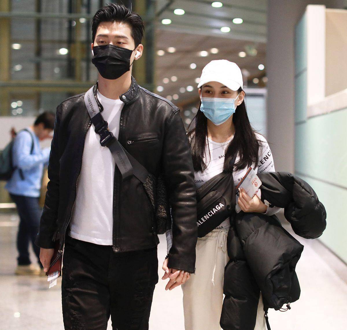 窦骁携女友甜蜜现身,何超莲卫衣半身皮裤宽松却又时髦